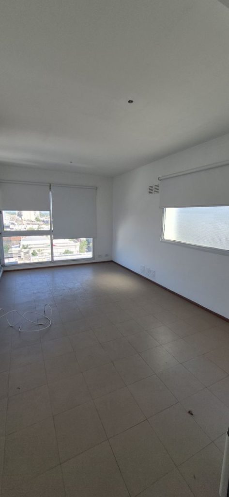 ¡Se alquila departamento de 1 y 1/2 habitaciones céntrico!