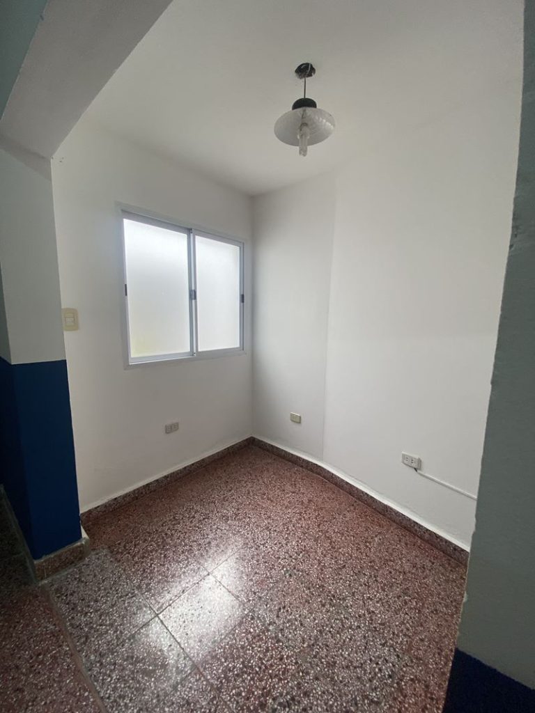 ¡SE ALQUILA GRAN SALÓN COMERCIAL!