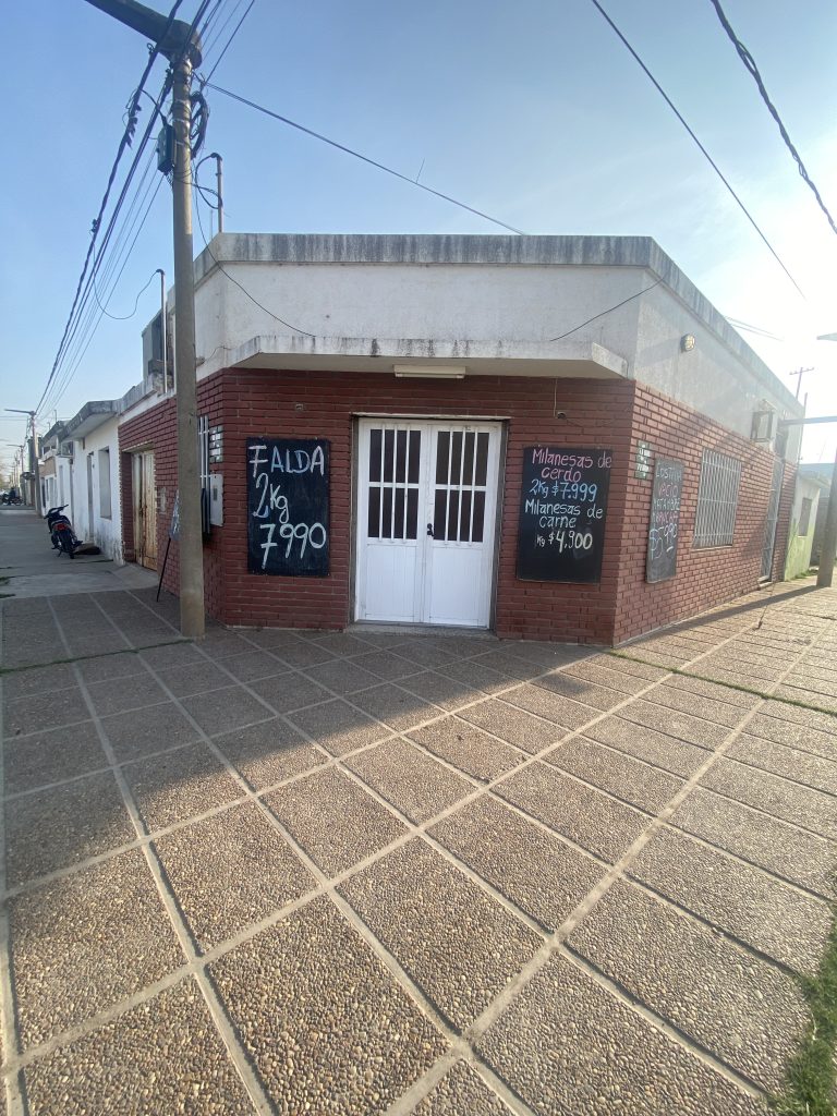 ¡SE VENDE CASA A REMODELAR + SALÓN COMERCIAL!