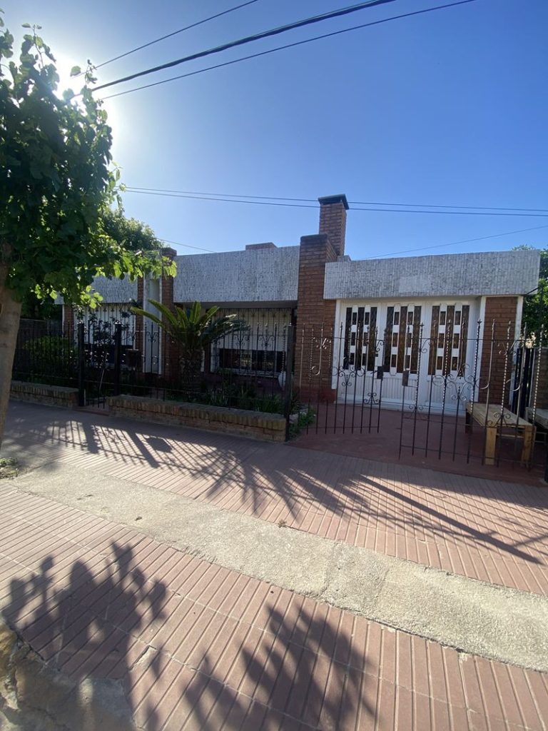 ¡SE VENDE AMPLIA PROPIEDAD EN LASPIUR!