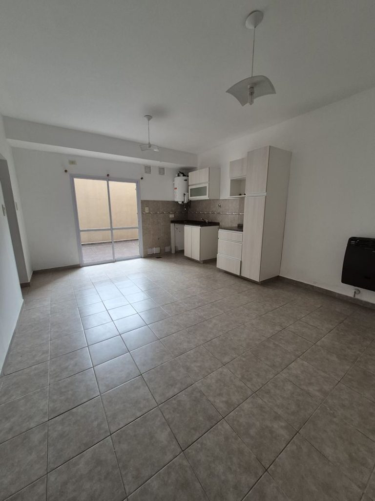 ¡SE ALQUILA DPTO DE UN DORMITORIO CON PATIO DE LUZ!