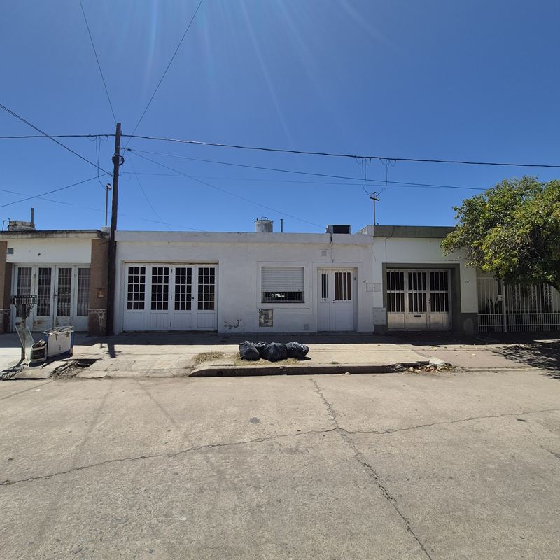 ¡SE VENDE CASA CON AMPLIO LOTE!