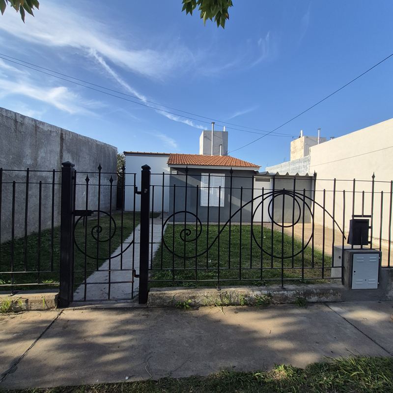 ¡SE ALQUILA CASA DE 2 DORMITORIOS!